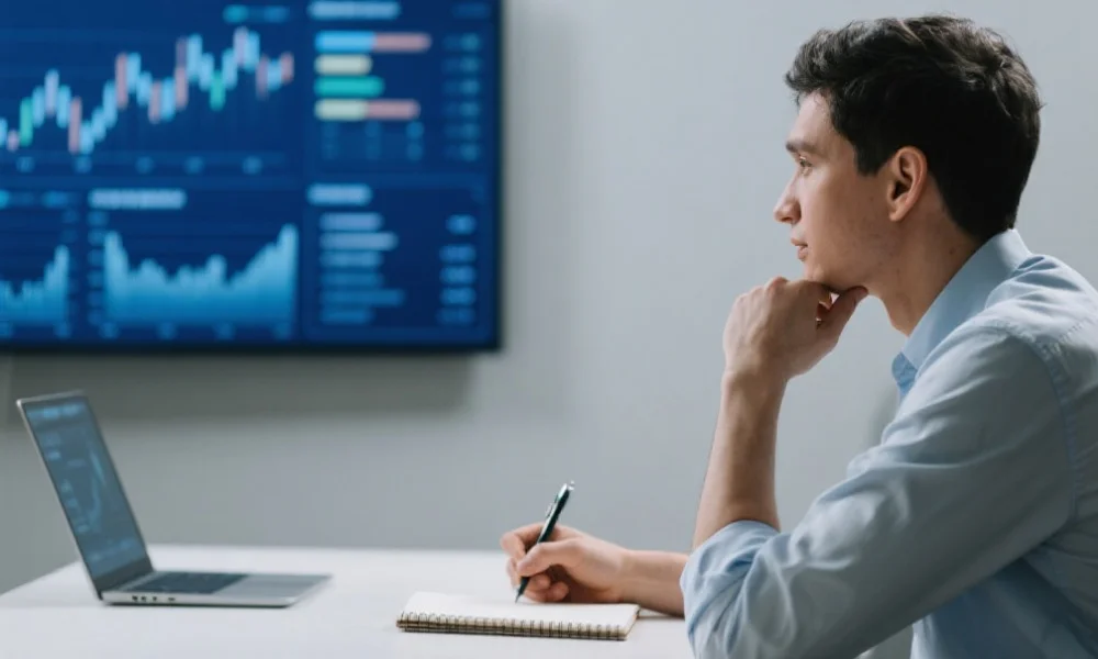 一个人在认真分析数据图表，体现理性思考和决策